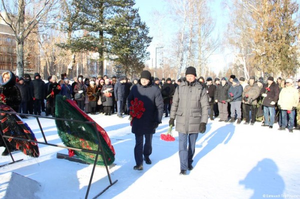 Глава Перми Эдуард Соснин возложил цветы в честь дня вывода войск из Афганистана Глава Перми Эдуард Соснин возложил цветы в честь дня вывода войск из Афганистана