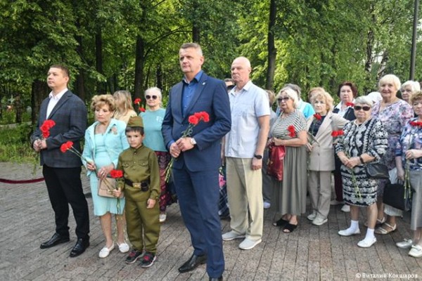 В Перми состоялась церемония возложения венков и цветов к мемориалу &laquo;Скорбящая&raquo; 