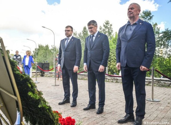 В Перми состоялась церемония возложения венков и цветов к мемориалу &laquo;Скорбящая&raquo; 
