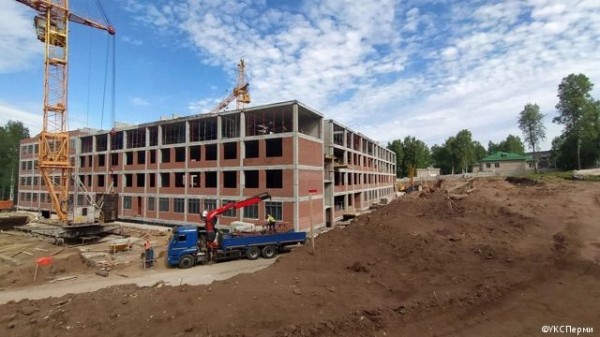 На стройплощадке школы на улице Ветлужской завершаются работы по монтажу каркаса здания На стройплощадке школы на улице Ветлужской завершаются работы по монтажу каркаса здания