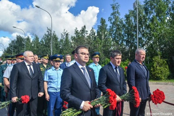 В Перми состоялась церемония возложения венков и цветов к мемориалу &laquo;Скорбящая&raquo; 