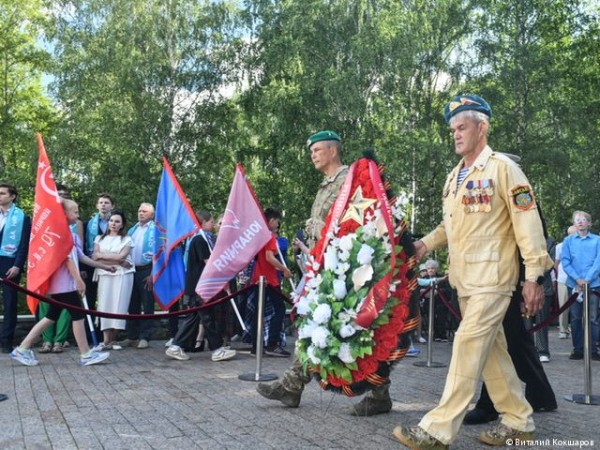 В Перми состоялась церемония возложения венков и цветов к мемориалу &laquo;Скорбящая&raquo; 