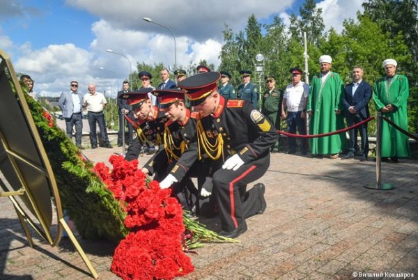 В Перми состоялась церемония возложения венков и цветов к мемориалу &laquo;Скорбящая&raquo; 