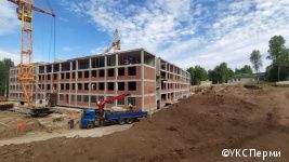 На стройплощадке школы на улице Ветлужской завершаются работы по монтажу каркаса здания На стройплощадке школы на улице Ветлужской завершаются работы по монтажу каркаса здания