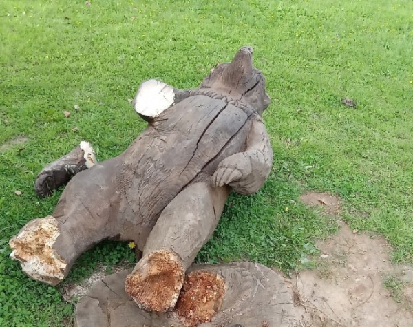 В Очере вандалы сломали деревянную скульптуру медведя В Очере вандалы сломали деревянную скульптуру медведя