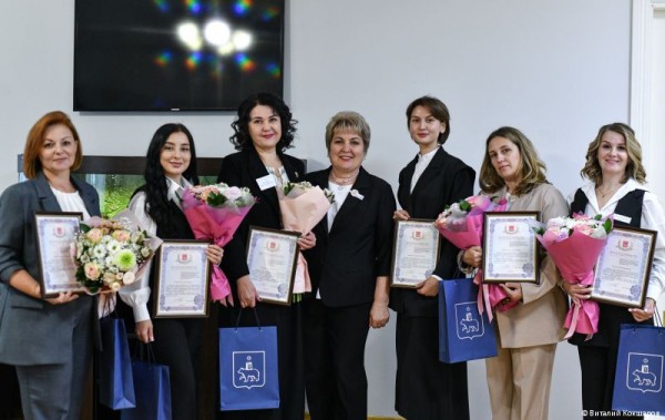 Глава Перми Эдуард Соснин наградил благодарственными письмами воспитателей детских садов