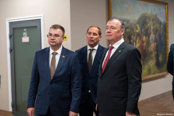 В Пермь с официальным визитом приехала делегация из Екатеринбурга В Пермь с официальным визитом приехала делегация из Екатеринбурга