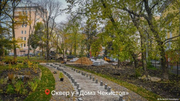 Живая изгородь, малые архитектурные формы и освещение: в Перми продолжается ремонт скверов