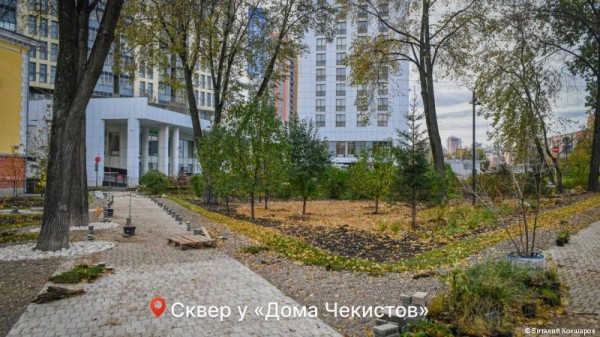 Живая изгородь, малые архитектурные формы и освещение: в Перми продолжается ремонт скверов