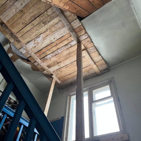 В Красновишерске отремонтировали изношенную кровлю жилого дома