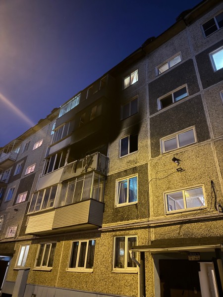 В Перми горит квартира в пятиэтажном доме