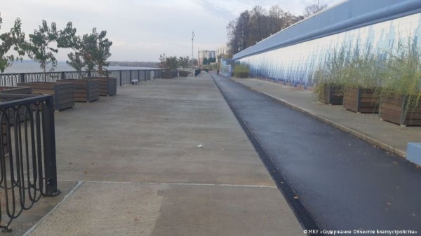 На набережной в Кировском районе завершены работы по восстановлению благоустройства 