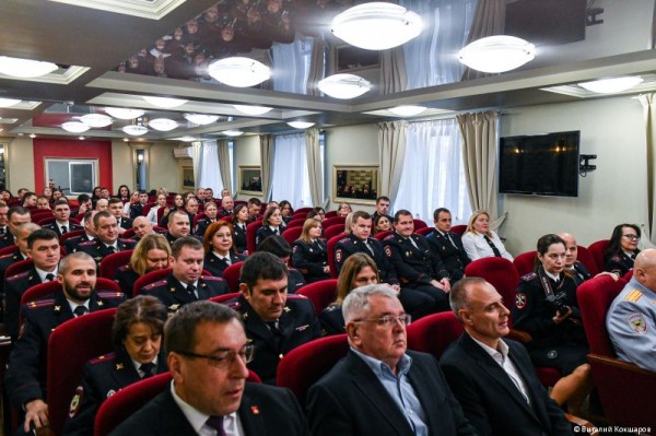 Глава Перми Эдуард Соснин поздравил сотрудников органов внутренних дел с профессиональным праздником Глава Перми Эдуард Соснин поздравил сотрудников органов внутренних дел с профессиональным праздником