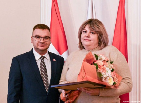 Мэр Перми вручил супруге участника СВО благодарность