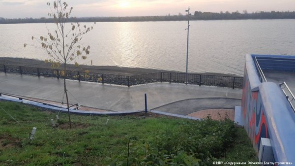 На набережной в Кировском районе завершены работы по восстановлению благоустройства 