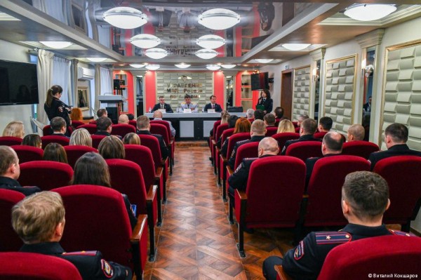 Глава Перми Эдуард Соснин поздравил сотрудников органов внутренних дел с профессиональным праздником Глава Перми Эдуард Соснин поздравил сотрудников органов внутренних дел с профессиональным праздником