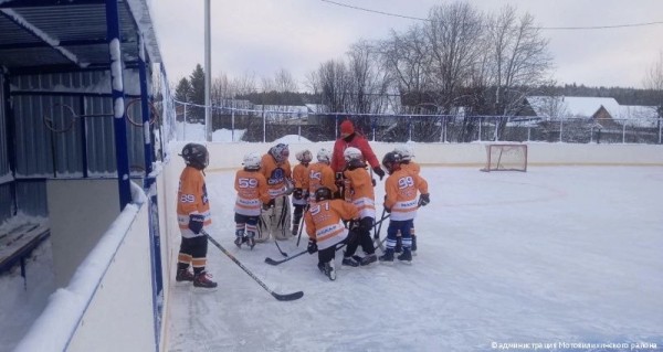 В Мотовилихинском районе Перми обновили хоккейную коробку 