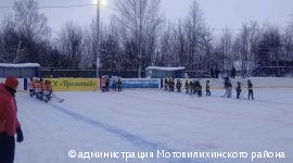 В Мотовилихинском районе Перми обновили хоккейную коробку 