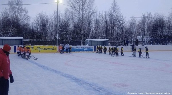 В Мотовилихинском районе Перми обновили хоккейную коробку 