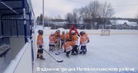 В Мотовилихинском районе Перми обновили хоккейную коробку 