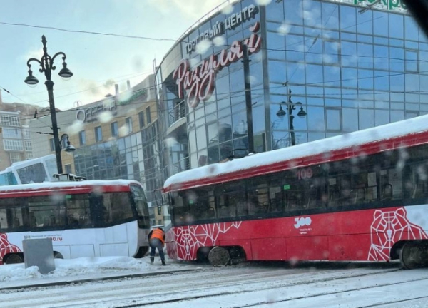 В Перми на Разгуляе трамвай сошел с рельсов В Перми на Разгуляе трамвай сошел с рельсов
