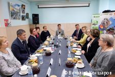 Губернатор Дмитрий Махонин и глава Перми Эдуард Соснин поздравили с наступающим 8 Марта волонтеров общественного центра &laquo;Островский&raquo;