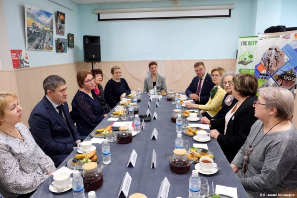 Губернатор Дмитрий Махонин и глава Перми Эдуард Соснин поздравили с наступающим 8 Марта волонтеров общественного центра &laquo;Островский&raquo;