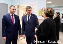 Губернатор Дмитрий Махонин и глава Перми Эдуард Соснин поздравили с наступающим 8 Марта волонтеров общественного центра &laquo;Островский&raquo;