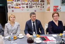 Губернатор Дмитрий Махонин и глава Перми Эдуард Соснин поздравили с наступающим 8 Марта волонтеров общественного центра &laquo;Островский&raquo;