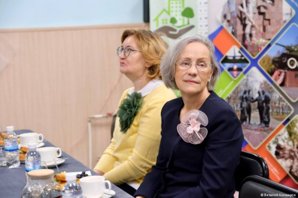 Губернатор Дмитрий Махонин и глава Перми Эдуард Соснин поздравили с наступающим 8 Марта волонтеров общественного центра &laquo;Островский&raquo;