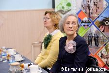 Губернатор Дмитрий Махонин и глава Перми Эдуард Соснин поздравили с наступающим 8 Марта волонтеров общественного центра &laquo;Островский&raquo;