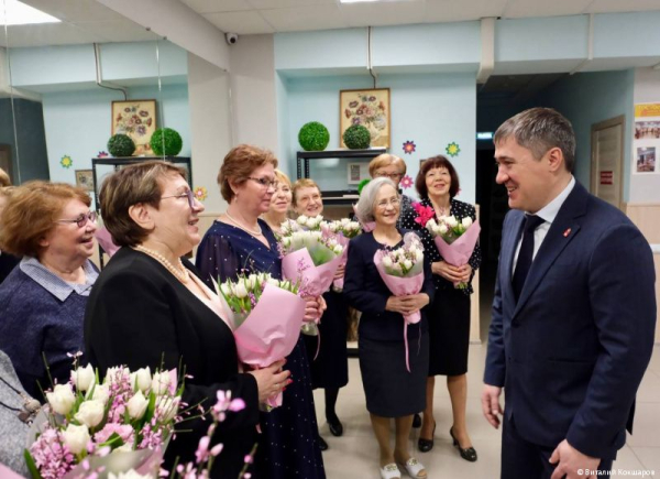 Губернатор Дмитрий Махонин и глава Перми Эдуард Соснин поздравили с наступающим 8 Марта волонтеров общественного центра &laquo;Островский&raquo;