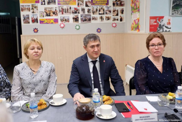 Губернатор Дмитрий Махонин и глава Перми Эдуард Соснин поздравили с наступающим 8 Марта волонтеров общественного центра &laquo;Островский&raquo;