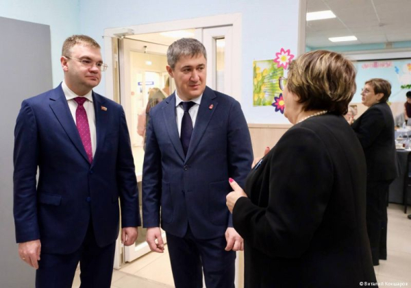 Губернатор Дмитрий Махонин и глава Перми Эдуард Соснин поздравили с наступающим 8 Марта волонтеров общественного центра &laquo;Островский&raquo;