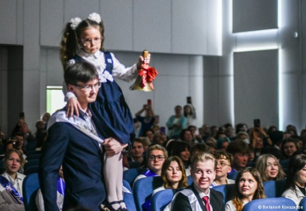 Для выпускников школ Перми прозвенели «Последние звонки»