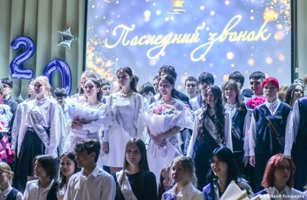 Для выпускников школ Перми прозвенели «Последние звонки»