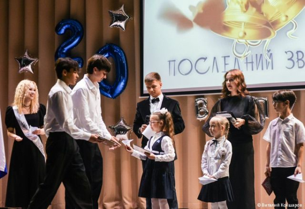 Для выпускников школ Перми прозвенели «Последние звонки»
