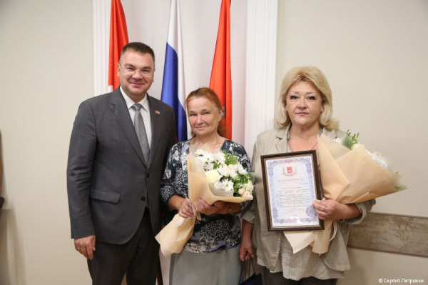 Глава Перми Эдуард Соснин вручил благодарность маме участника СВО Глава Перми Эдуард Соснин вручил благодарность маме участника СВО
