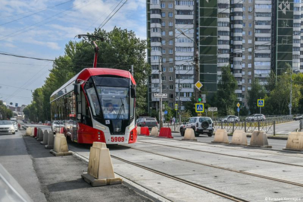 Глава Перми Эдуард Соснин проверил ход работ по реконструкции трамвайных путей на улице Мира